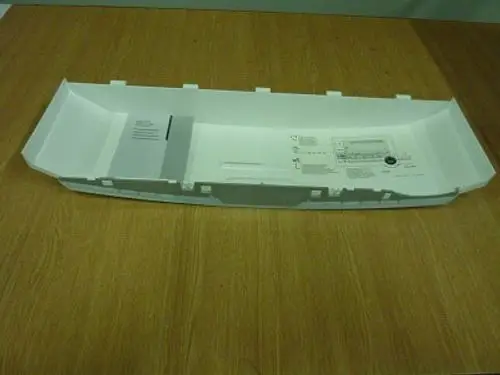 Weißes Kunststoffteil mit flacher, offener Form, designt als Abdeckung oder Klappe. Enthält technische Angaben. Produkt von Remeha.